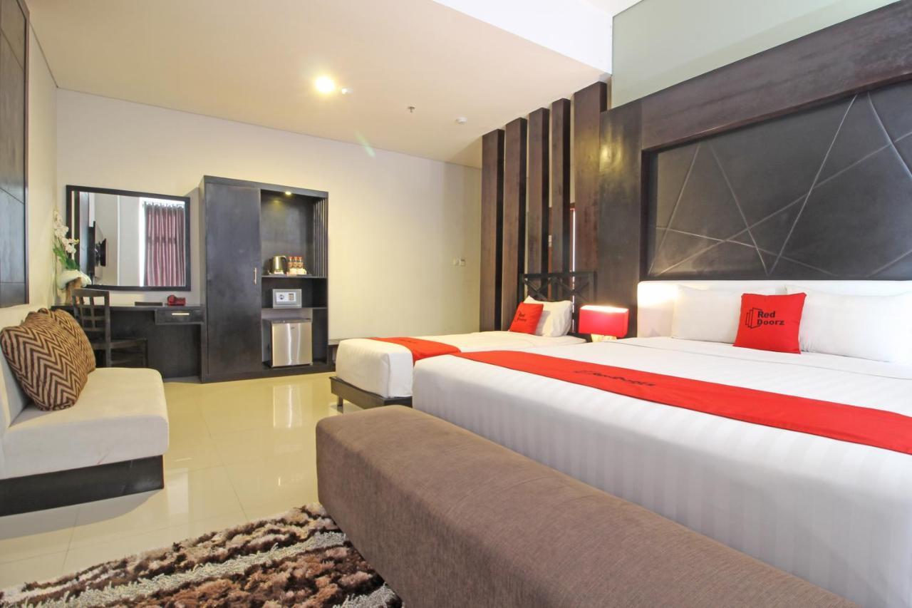 เรดดอร์ซ พรีเมียม เนียร์ สเลมัน ซิตี้ฮอลล์ Hotel ยอกยาการ์ตา ภายนอก รูปภาพ